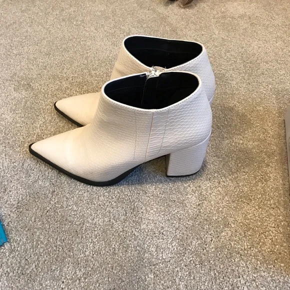 Cute white snake print boots - Picture 3 of 4